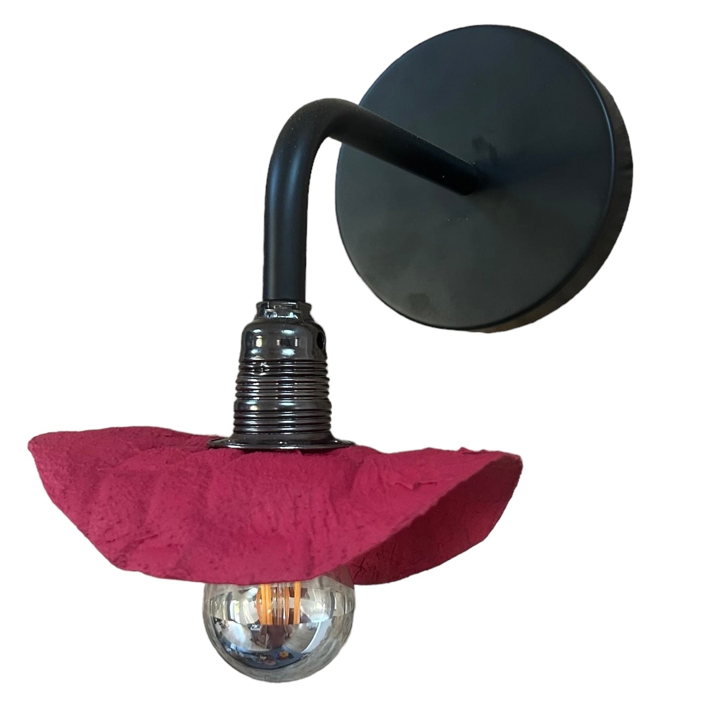 Applique noire ecoresponsable “pas dans la mer” qui peut être utilisée en lampe de chevet ou lampe d’ambiance "Pas dans la mer" une marque déposée de fabrication de luminaires eco-responsables, à partir de bouteilles plastiques recyclées. Fabrication à la main, en Provence pour une décoration durable. Ces créations de lampes sont faites sur mesure et trouvent l’inspiration dans l’environnement et la nature. Démarches: Upcycling / Slowdesign / Recyclage / suspension Fleur / Environnement /Lumière