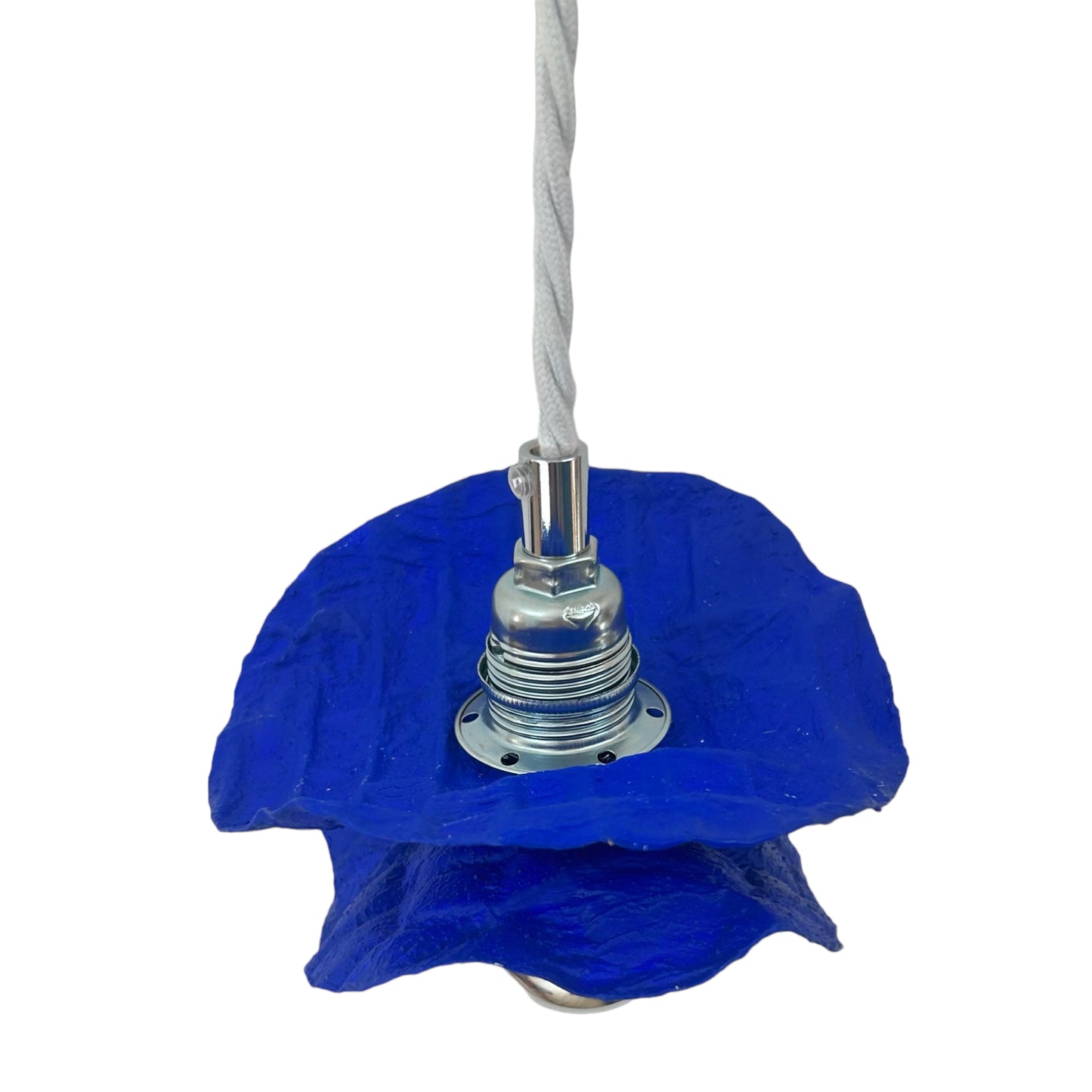 Baladeuse colorée bleu klein ecoresponsable "pas dans la mer". "Pas dans la mer" une marque déposée de fabrication de luminaires eco-responsables, à partir de bouteilles plastiques recyclées. Fabrication à la main, en Provence pour une décoration durable. Démarches: Upcycling / Slowdesign / Recyclage / suspension Fleur / Environnement /Lumière pas dans la mer une marque française.