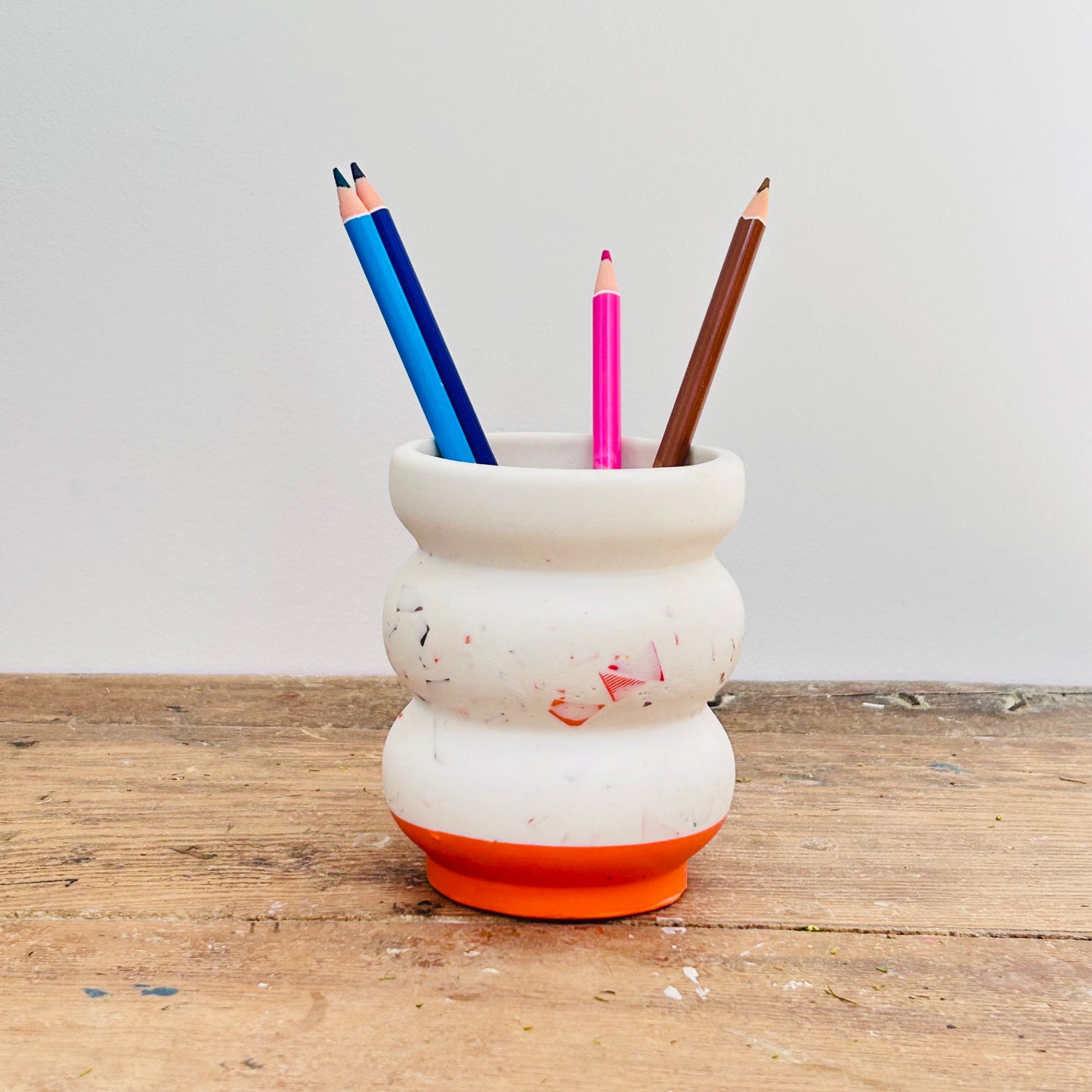 Grand Pot à Crayons en bouchons plastiques et éco-résine ORANGE