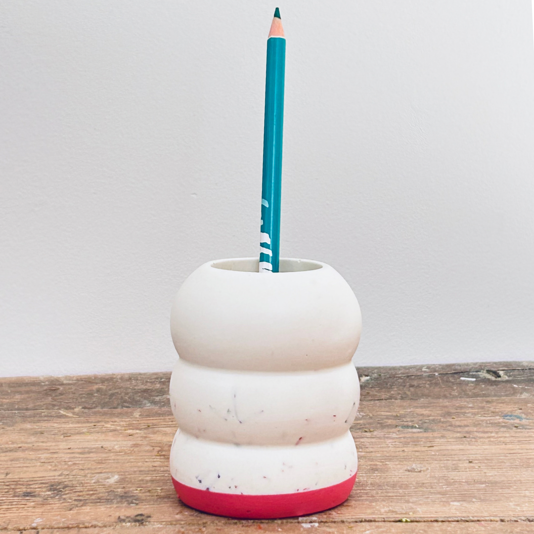 Petit Pot à crayons en bouchons plastiques et éco-résine ROSE