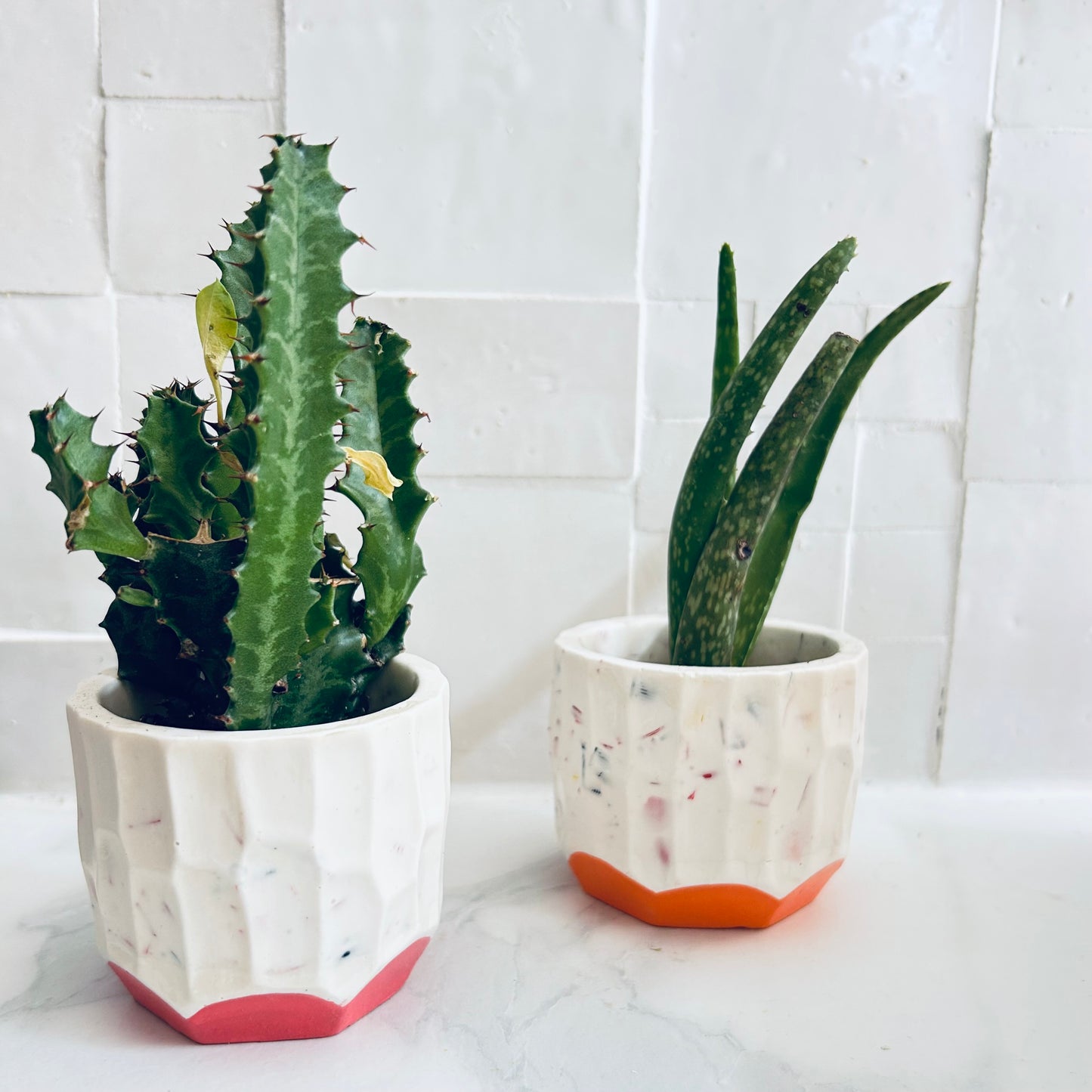 Petit cache-pot en bouchons plastiques et éco-résine ORANGE