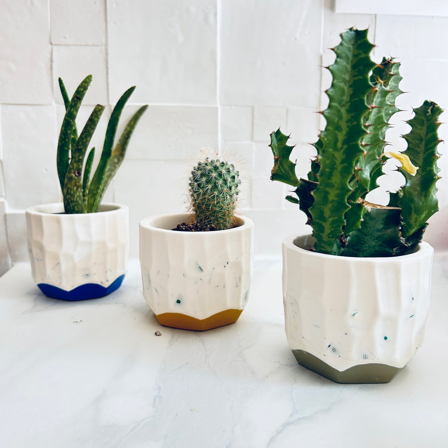 Petit cache-pot en bouchons plastiques et éco-résine JAUNE OCRE
