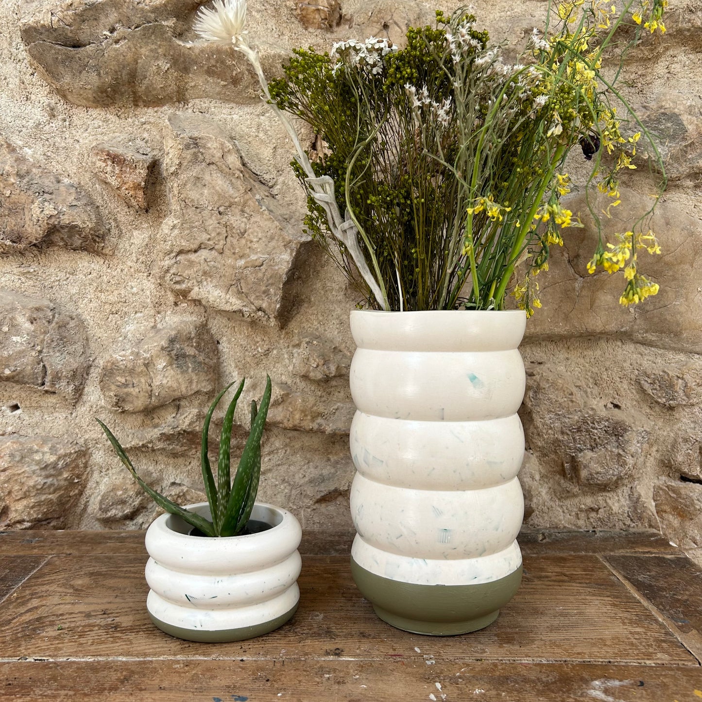 Vase en bouchons plastiques et éco-résine VERT OLIVE