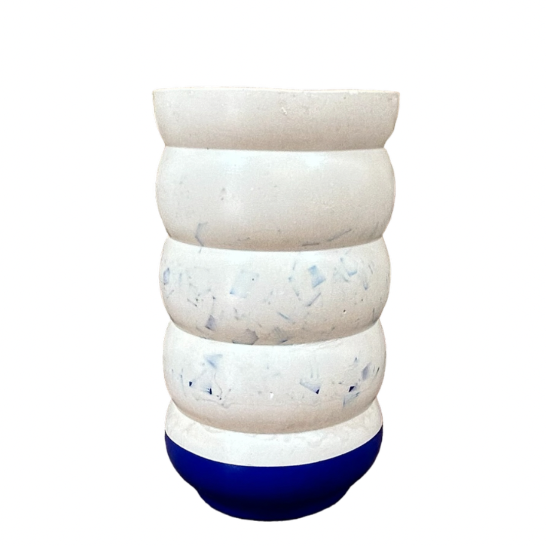 Vase en bouchons plastiques et éco-résine BLEU OUTREMER