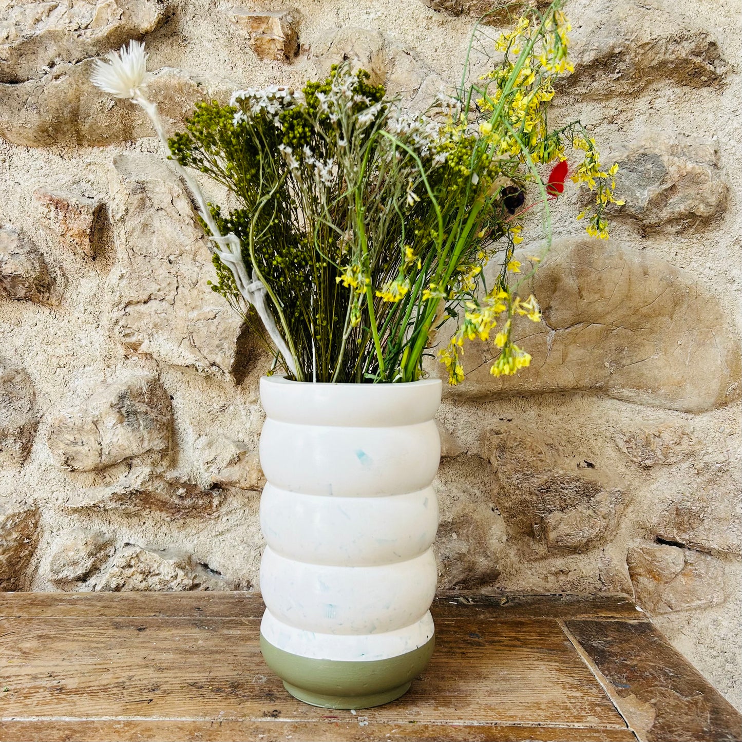 Vase en bouchons plastiques et éco-résine VERT OLIVE