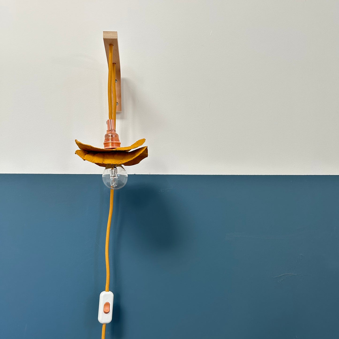Baladeuse colorée jaune ocre ecoresponsable "pas dans la mer". "Pas dans la mer" une marque déposée de fabrication de luminaires eco-responsables, à partir de bouteilles plastiques recyclées. Fabrication à la main, en Provence pour une décoration durable. Démarches: Upcycling / Slowdesign / Recyclage / suspension Fleur / Environnement /Lumière pas dans la mer une marque française.