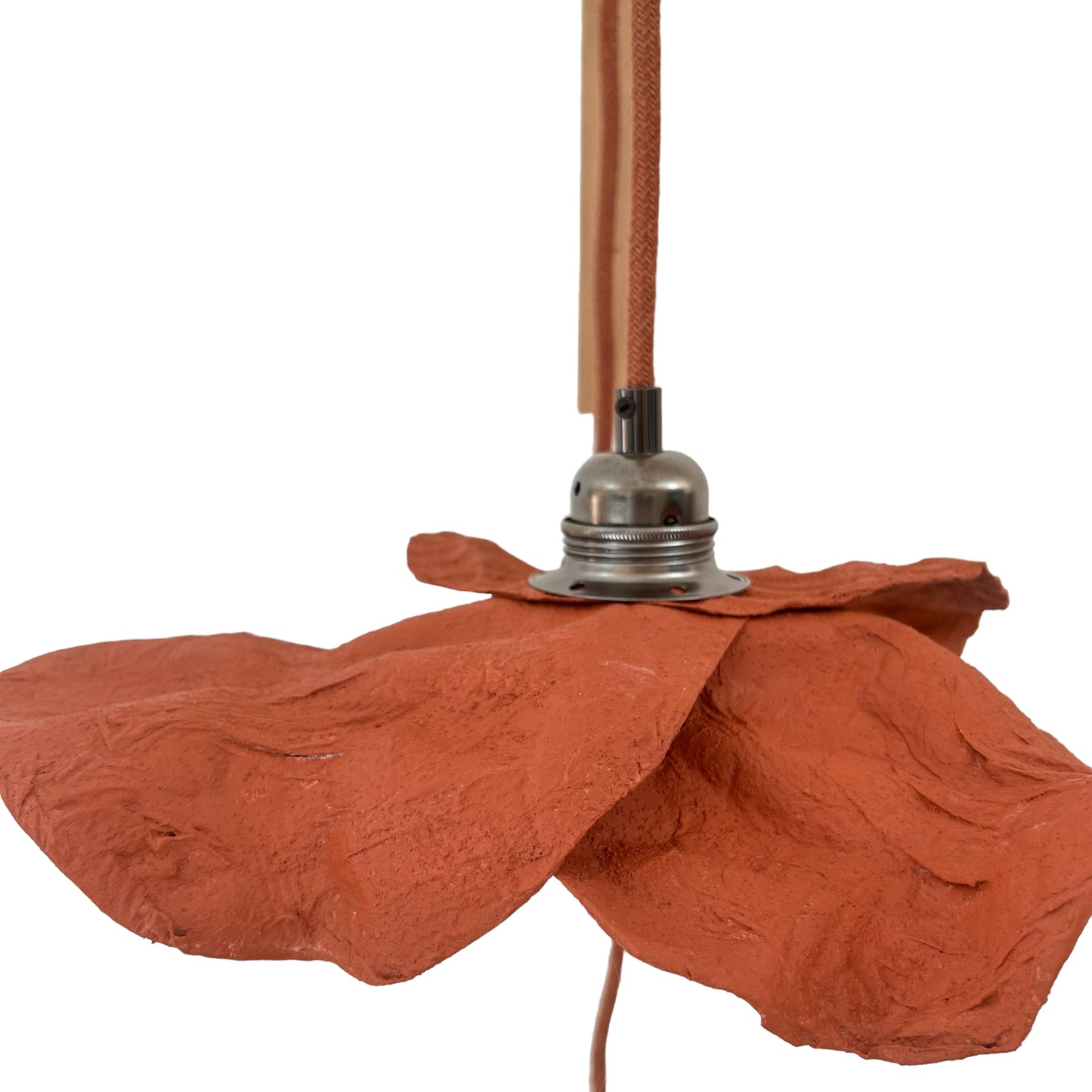 Suspension fleur orange terracotta ecoresponsable “pas dans la mer”. "Pas dans la mer" une marque déposée de fabrication de luminaires eco-responsables, à partir de bouteilles plastiques recyclées. Fabrication à la main, en Provence pour une décoration durable. Ces créations de lampes sont faites sur mesure et trouvent l’inspiration dans l’environnement et la nature. Démarches: Upcycling / Slowdesign / Recyclage / suspension Fleur / Environnement /Lumière pas dans la mer