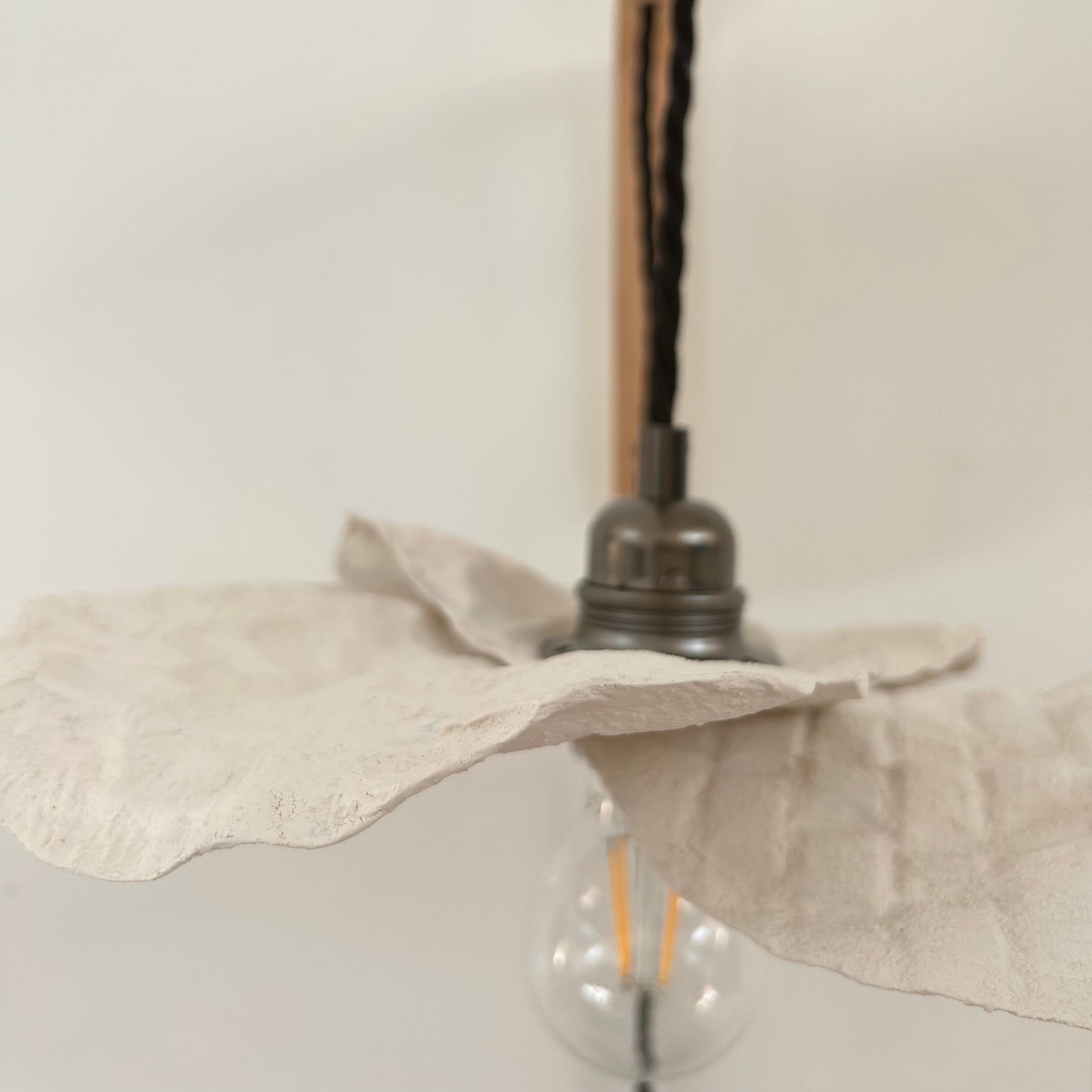 Suspension fleur blanche ecoresponsable “pas dans la mer”. "Pas dans la mer" une marque déposée de fabrication de luminaires eco-responsables, à partir de bouteilles plastiques recyclées. Fabrication à la main, en Provence pour une décoration durable. Ces créations de lampes sont faites sur mesure et trouvent l’inspiration dans l’environnement et la nature. Démarches: Upcycling / Slowdesign / Recyclage / suspension Fleur / Environnement /Lumière pas dans la mer