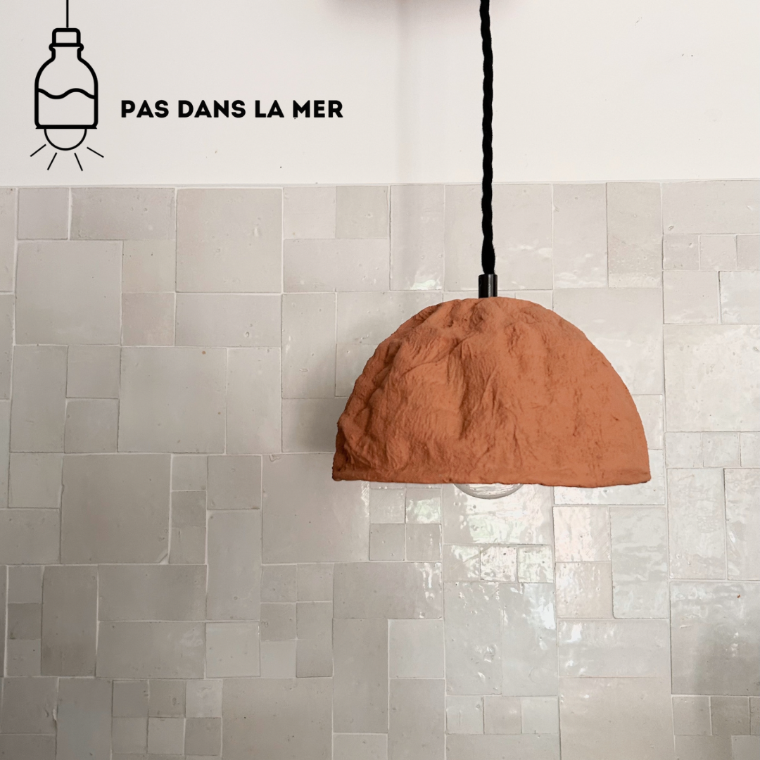 Suspension dôme colorée orange ecoresponsable "pas dans la mer". "Pas dans la mer" une marque déposée de fabrication de luminaires eco-responsables, à partir de bouteilles plastiques recyclées. Fabrication à la main, en Provence pour une décoration durable. Démarches: Upcycling / Slowdesign / Recyclage / suspension Fleur / Environnement /Lumière pas dans la mer une marque française.