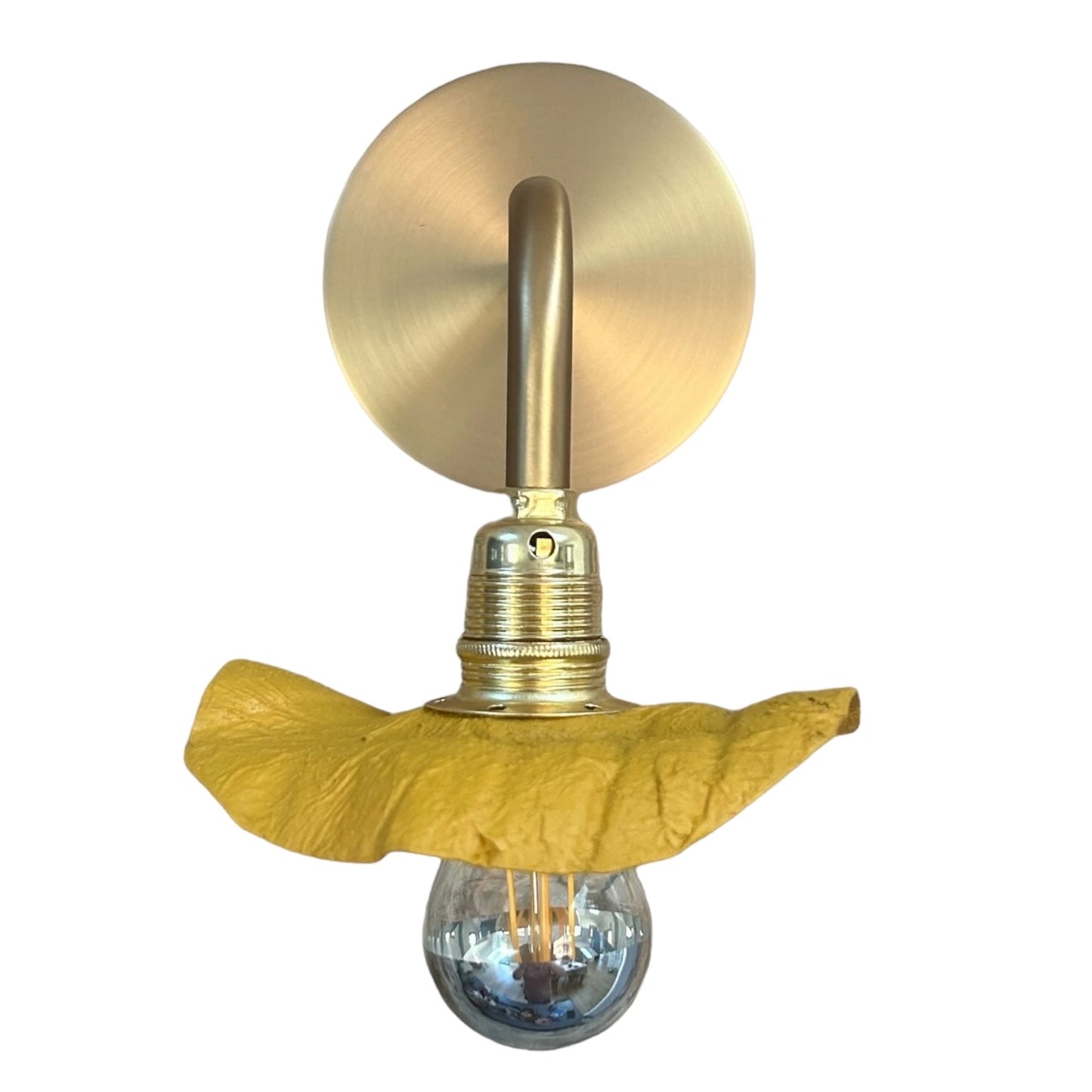 Applique cuivre ecoresponsable “pas dans la mer” qui peut être utilisée en lampe de chevet ou lampe d’ambiance "Pas dans la mer" une marque déposée de fabrication de luminaires eco-responsables, à partir de bouteilles plastiques recyclées. Fabrication à la main, en Provence pour une décoration durable. Ces créations de lampes sont faites sur mesure et trouvent l’inspiration dans l’environnement et la nature. Démarches: Upcycling / Slowdesign / Recyclage / suspension Fleur / Environnement /Lumière