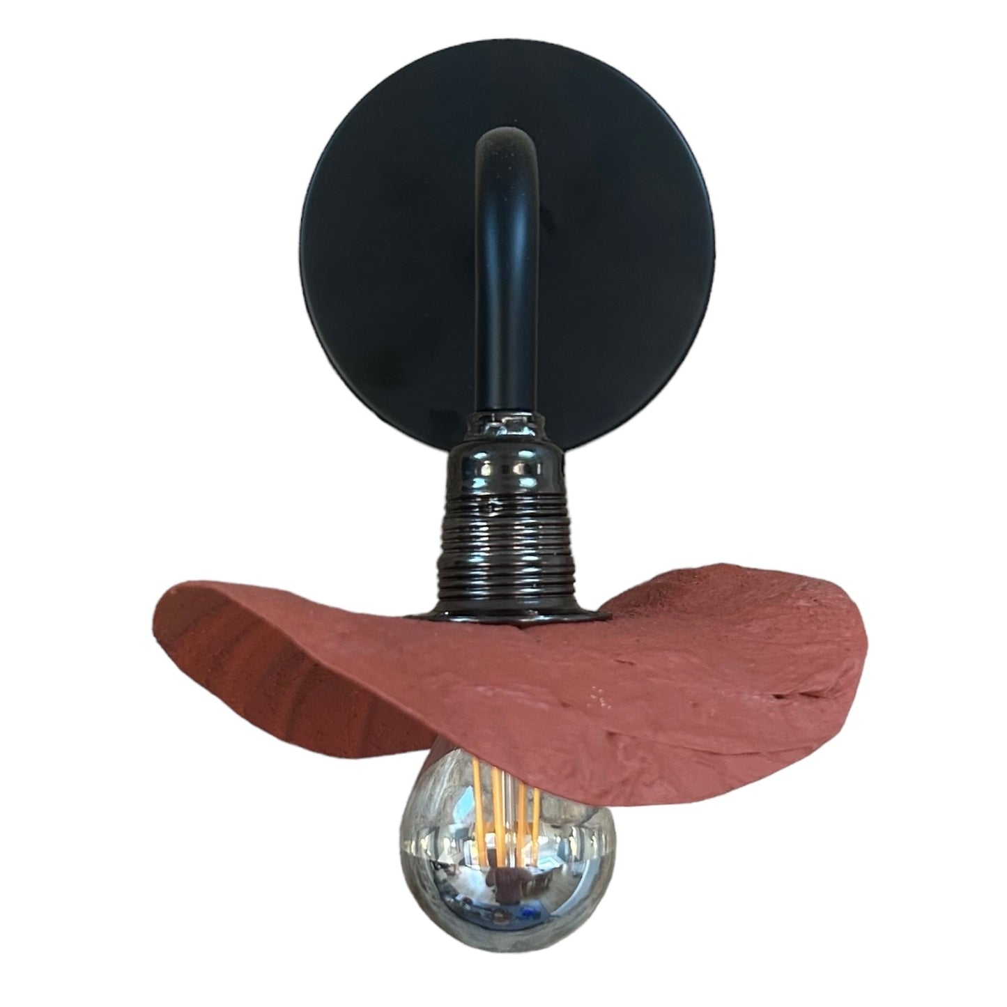 Applique noire ecoresponsable “pas dans la mer” qui peut être utilisée en lampe de chevet ou lampe d’ambiance "Pas dans la mer" une marque déposée de fabrication de luminaires eco-responsables, à partir de bouteilles plastiques recyclées. Fabrication à la main, en Provence pour une décoration durable. Ces créations de lampes sont faites sur mesure et trouvent l’inspiration dans l’environnement et la nature. Démarches: Upcycling / Slowdesign / Recyclage / suspension Fleur / Environnement /Lumière