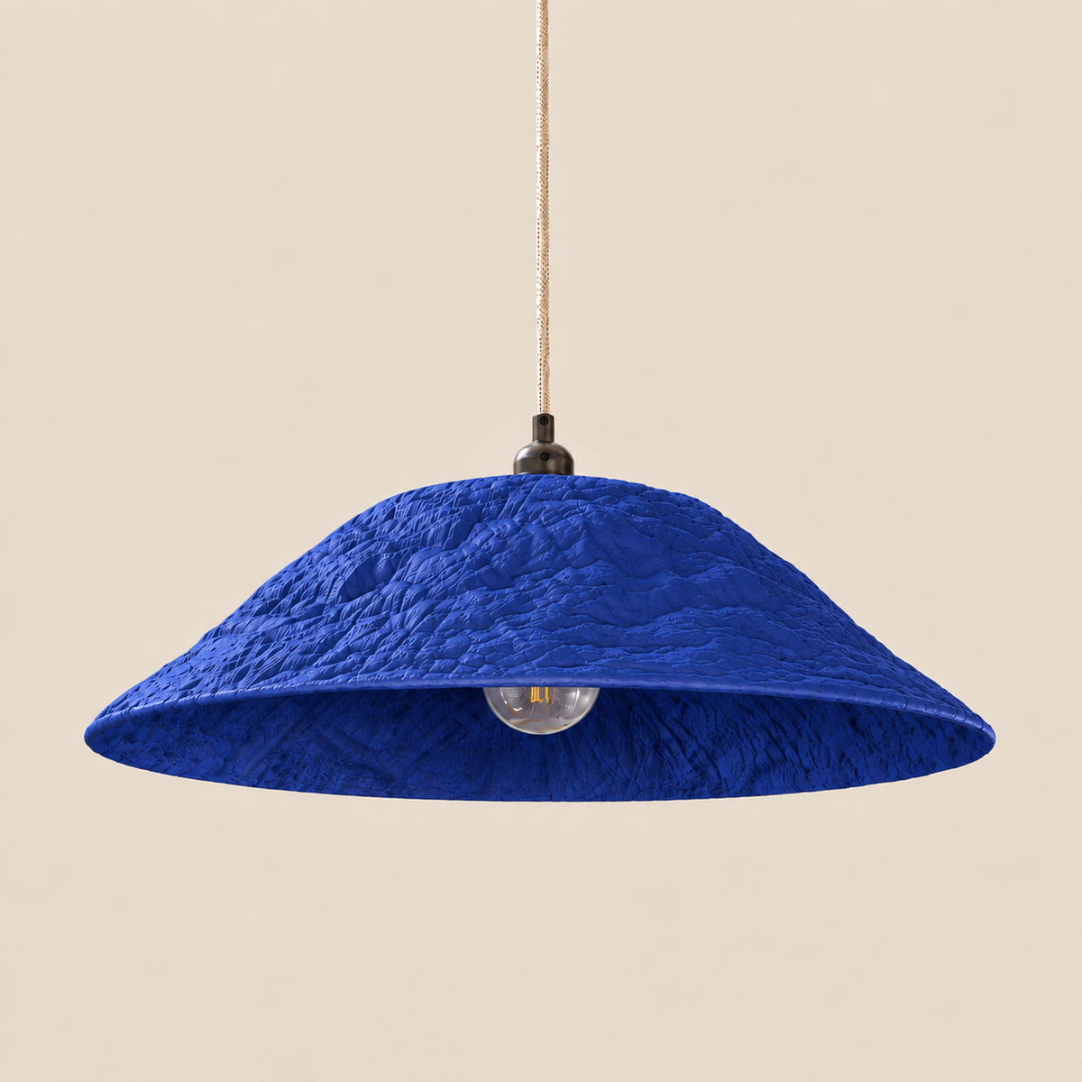 Abat-jour suspension Ombrelle Bleu Outremer en plastique recyclé, luminaire artisanal fait main en Provence