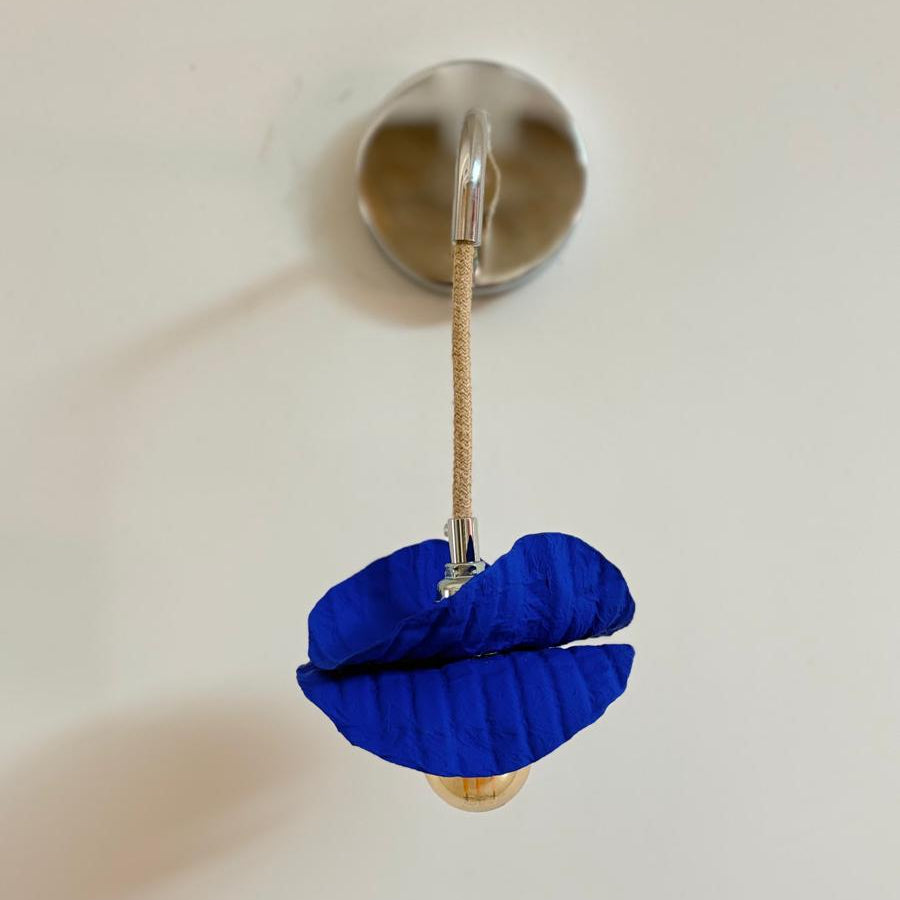Applique BELLA bleu majorelle en plastique recyclé avec support chrome brillant – Pas dans la mer