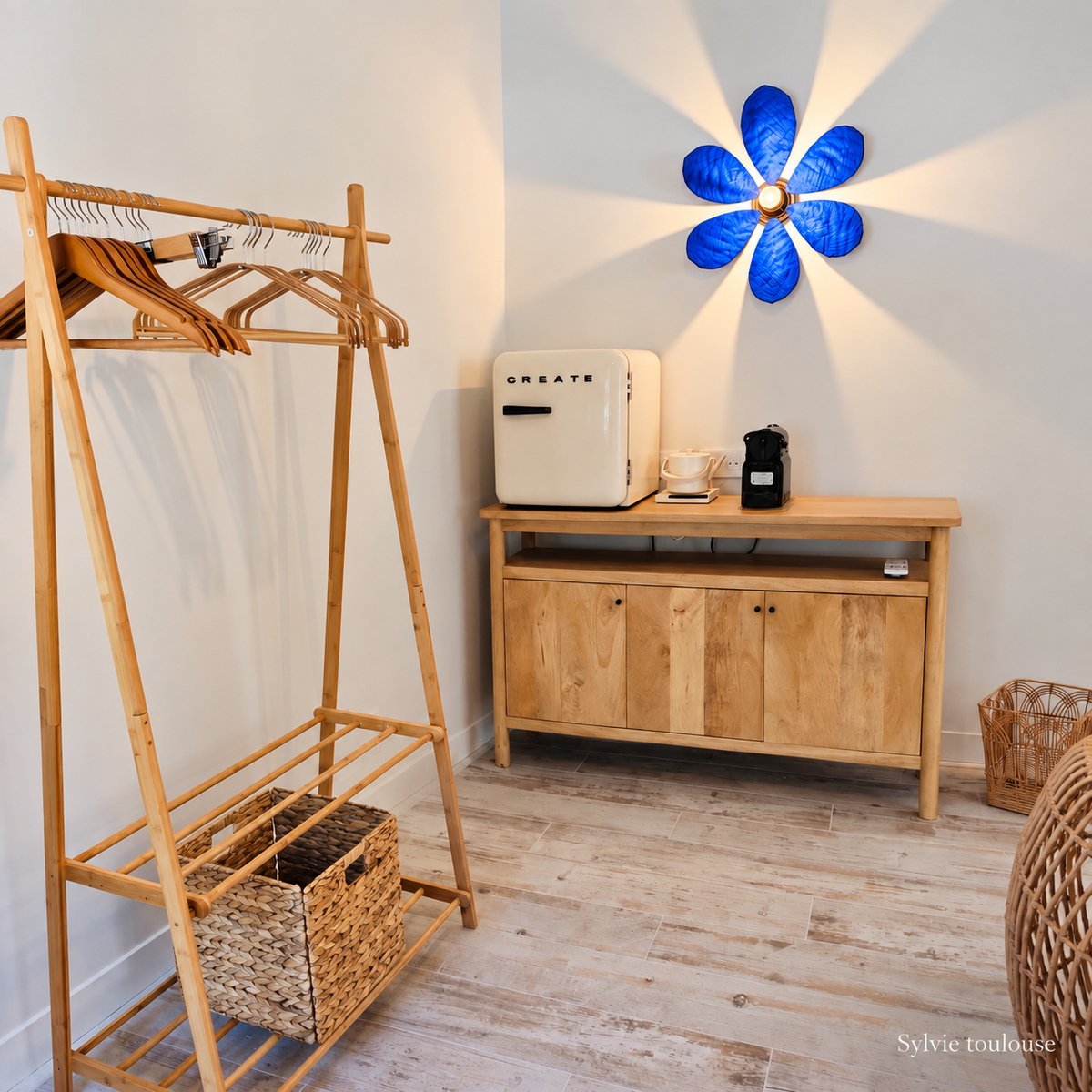 Nénuphar Bleu Outremer en applique dans un intérieur, décoration durable et originale et bohème