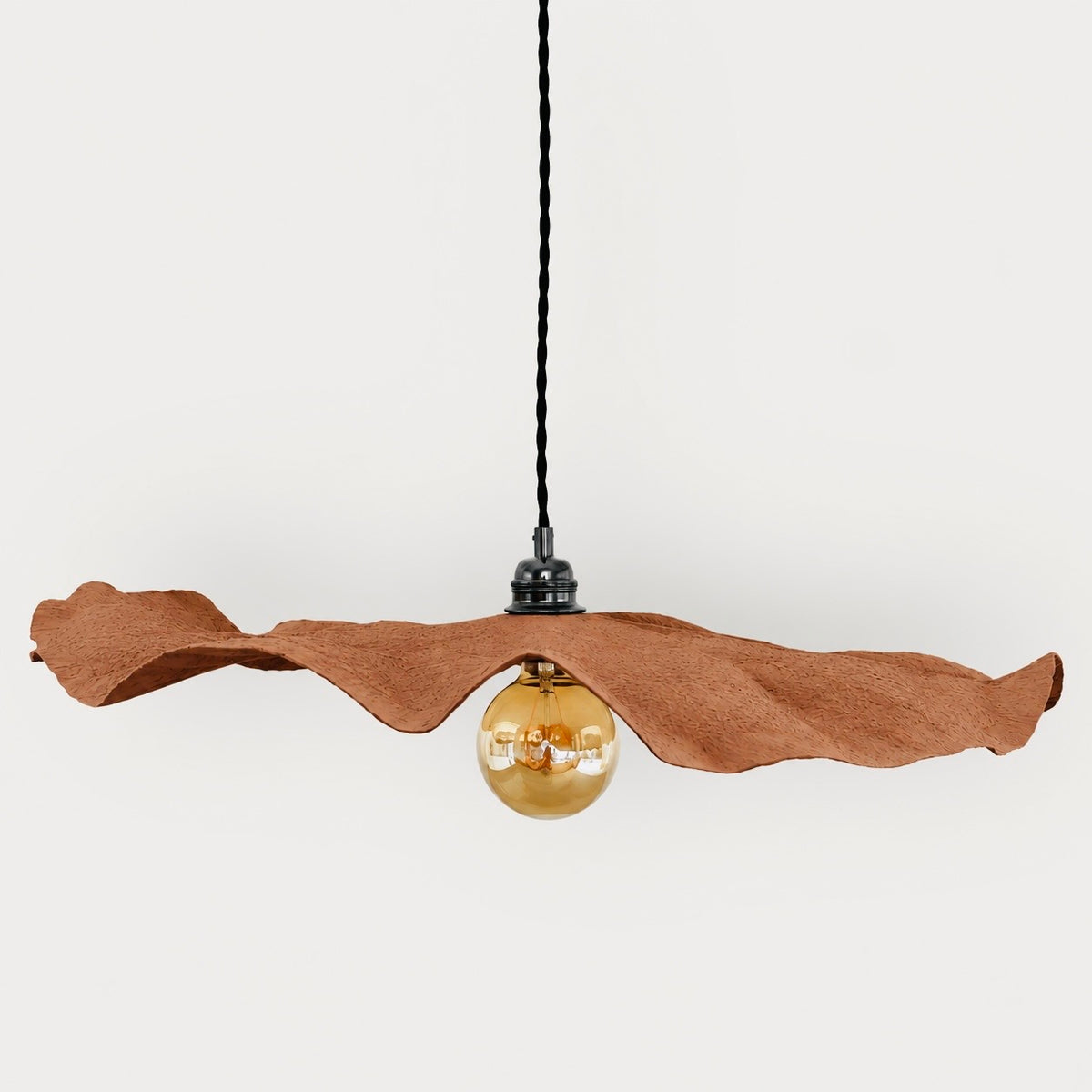 Luminaire Pétale Marron Moucha Mousse Pantone 2024 , fabrication artisanale et  écologique pour une décoration soignée