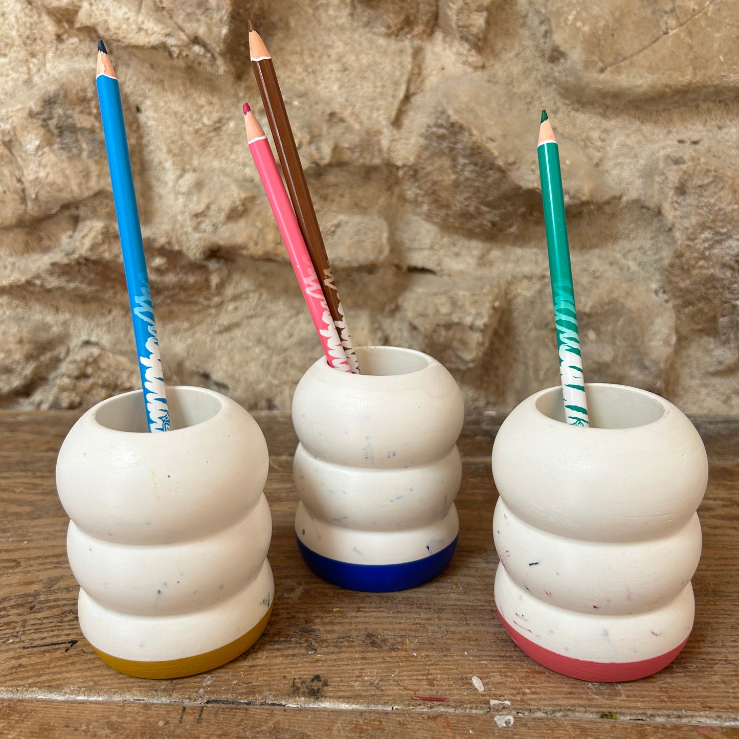 Petit Pot à crayons en bouchons plastiques et éco-résine JAUNE