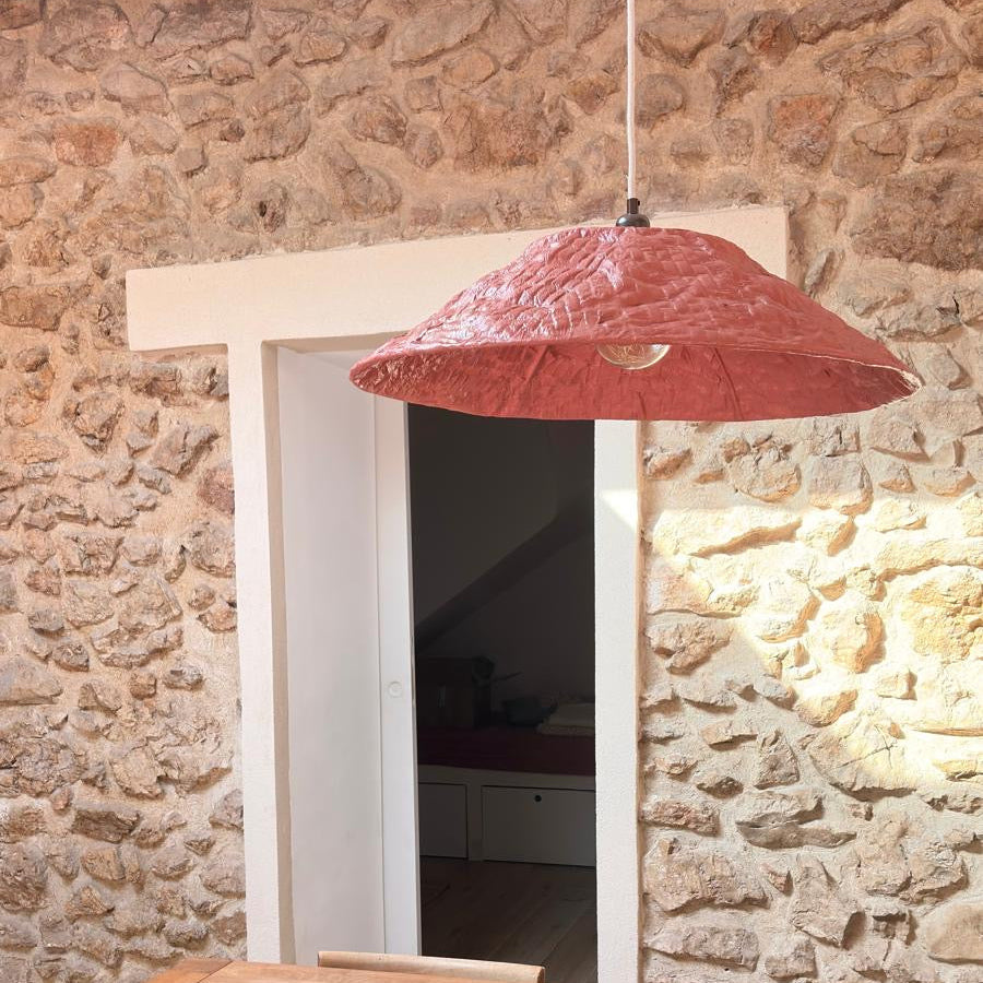 Suspension OMBRELLE rose terre brûlée, luminaire écoresponsable artisanal dans une pièce de vie