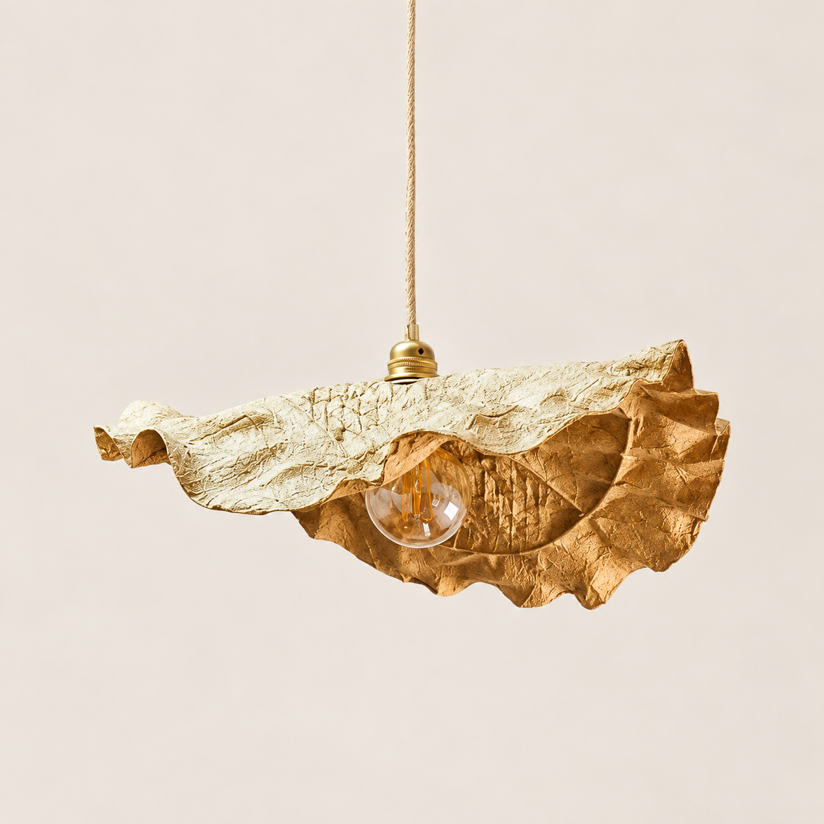 Suspension Design Feuillantine Doré en plastique recyclé, idéale pour éclairer une pièce de vie 