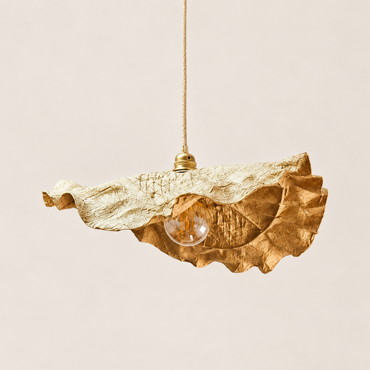 Suspension Design Feuillantine Doré en plastique recyclé, idéale pour éclairer une pièce de vie 