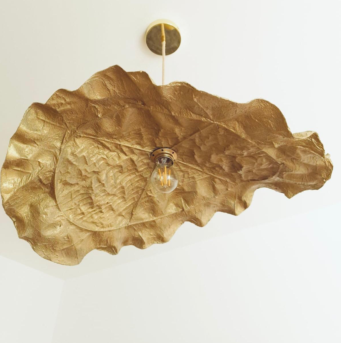 Suspension FEUILLANTINE dorée vue du dessous, luminaire artisanal issu de l’upcycling de bouteilles en plastique