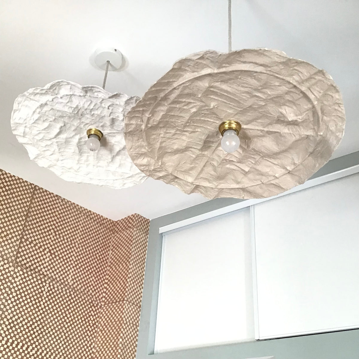 Abat-jour suspension PÉTALE lin et blanc crème – luminaires artisanaux en plastique recyclé . idéal pour éclairer une entrée