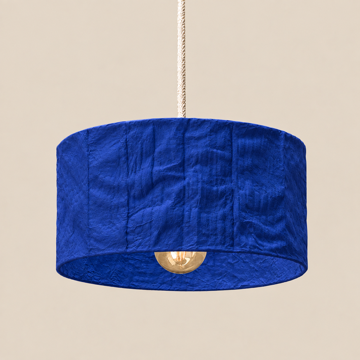 Abat-jour suspension Cylindre Bleu Outremer en plastique recyclé, luminaire artisanal fait main en Provence