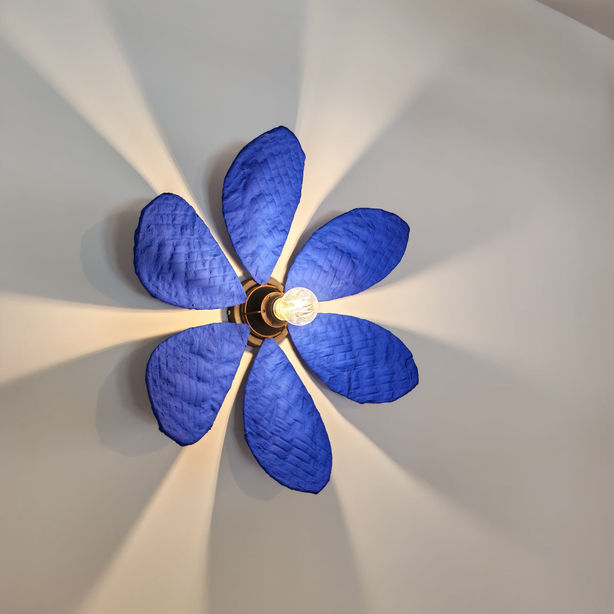 Nénuphar Bleu Outremer en applique dans un intérieur, décoration durable et original pour un éclairage tamisé