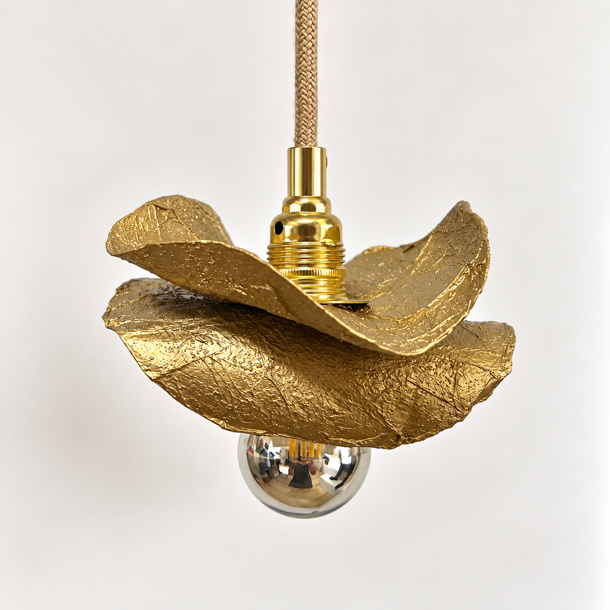 Luminaire upcycling BALADE Doré fait main en bouteilles recyclées pour une décoration durable