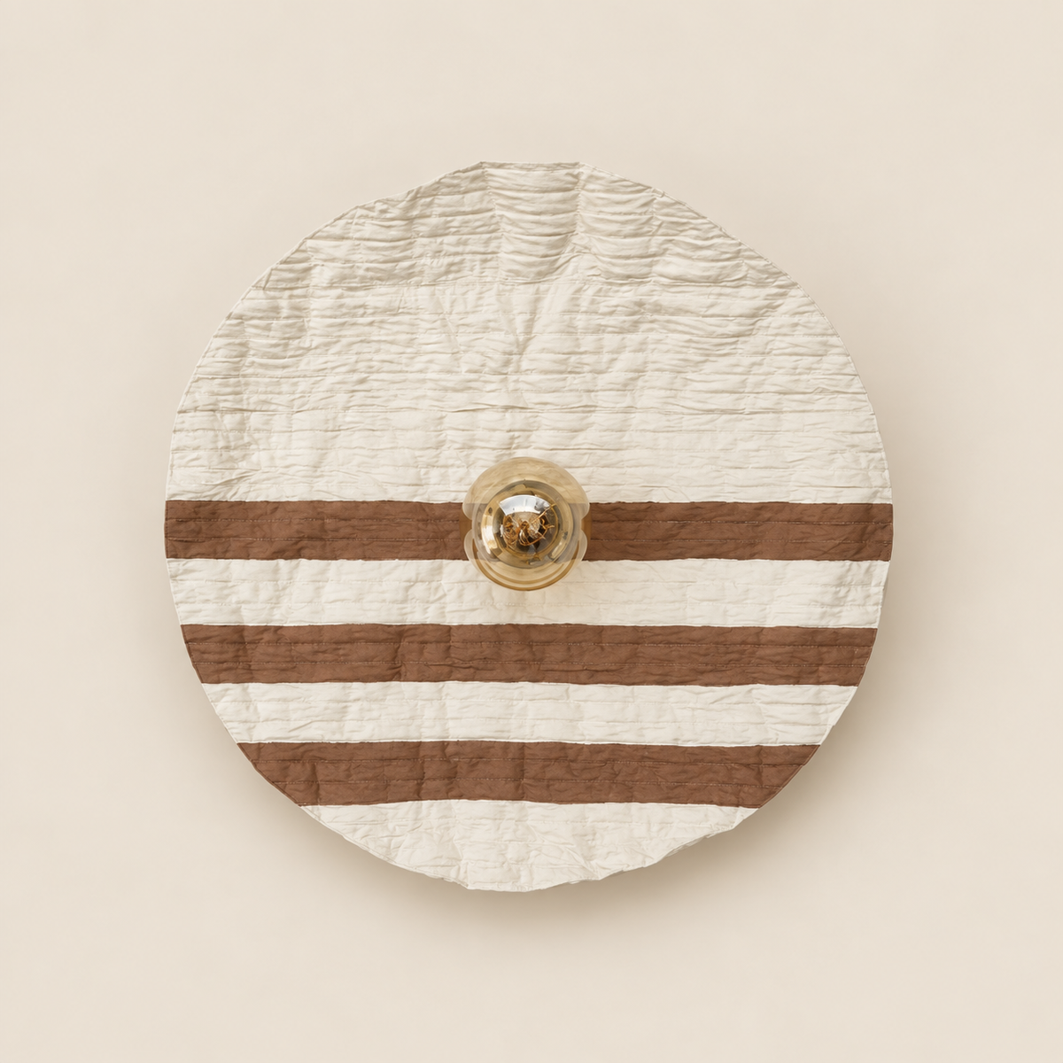 Applique murale graphique avec rayures en plastique recyclé pour un intérieur durable (blanc et marron chocolat