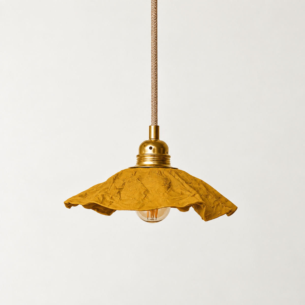 Abat-jour suspension Clochette Jaune Ocre en plastique recyclé, luminaire artisanal fait main en Provence