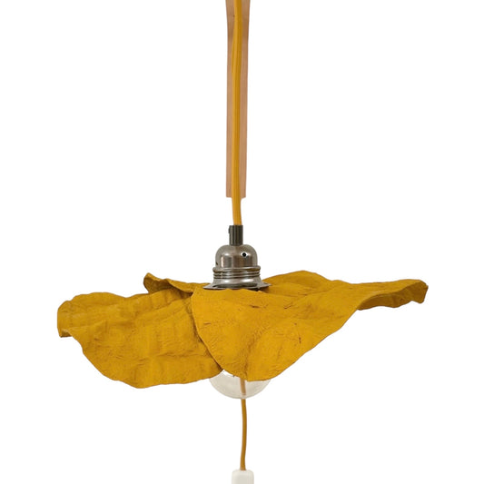 Suspension fleur jaune ocre  ecoresponsable “pas dans la mer”. "Pas dans la mer" une marque déposée de fabrication de luminaires eco-responsables, à partir de bouteilles plastiques recyclées. Fabrication à la main, en Provence pour une décoration durable.  Ces créations de lampes sont faites sur mesure et  trouvent l’inspiration dans  l’environnement et la nature. Démarches: Upcycling / Slowdesign / Recyclage / suspension Fleur / Environnement /Lumière pas dans la mer 