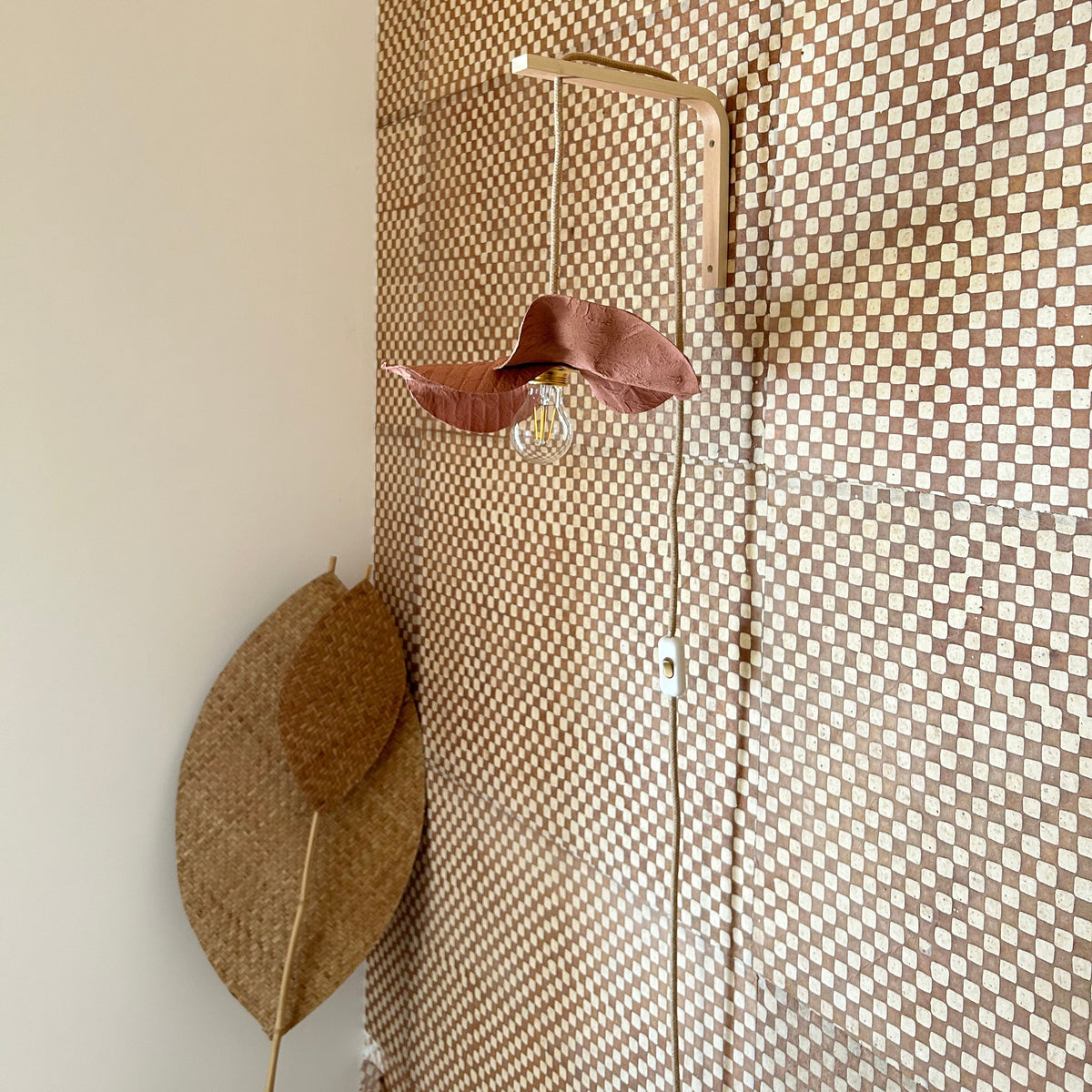 Applique La Tulipe rose terre brûlée, luminaire artisanal en upcycling pour chambre ou coin lecture