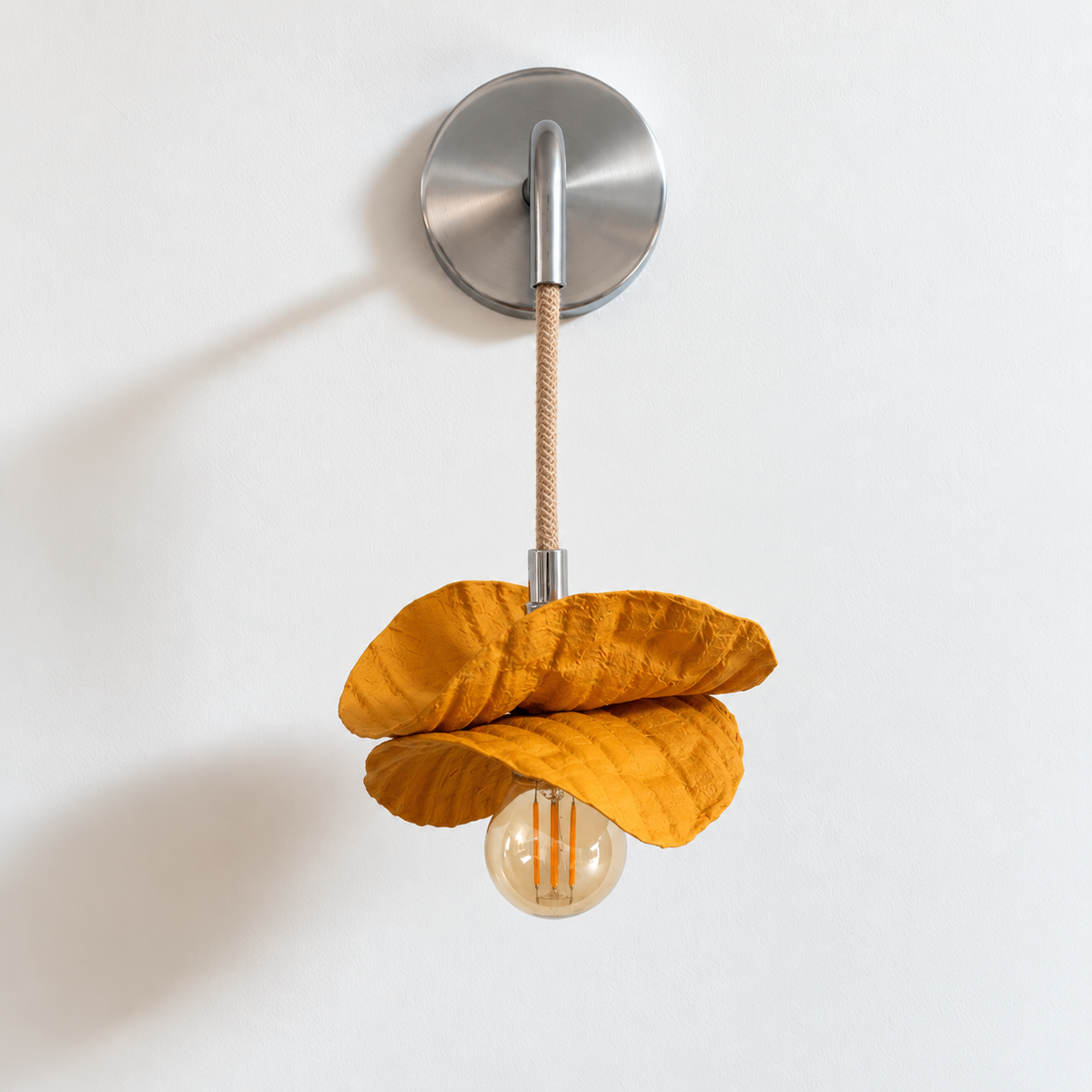 Applique murale BELLA en plastique recyclé, support chrome brillant et double pétale – Pas dans la mer