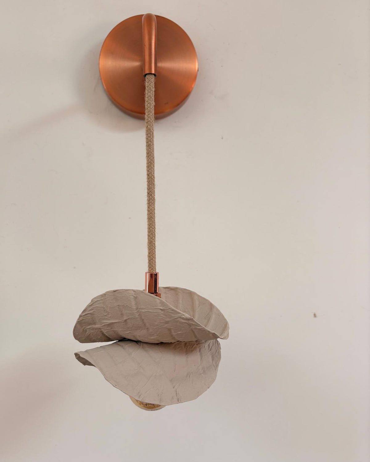 Applique BELLA lin en bouteilles plastiques recyclées avec support cuivre brossé – Une lampe de chevet élégante et durable