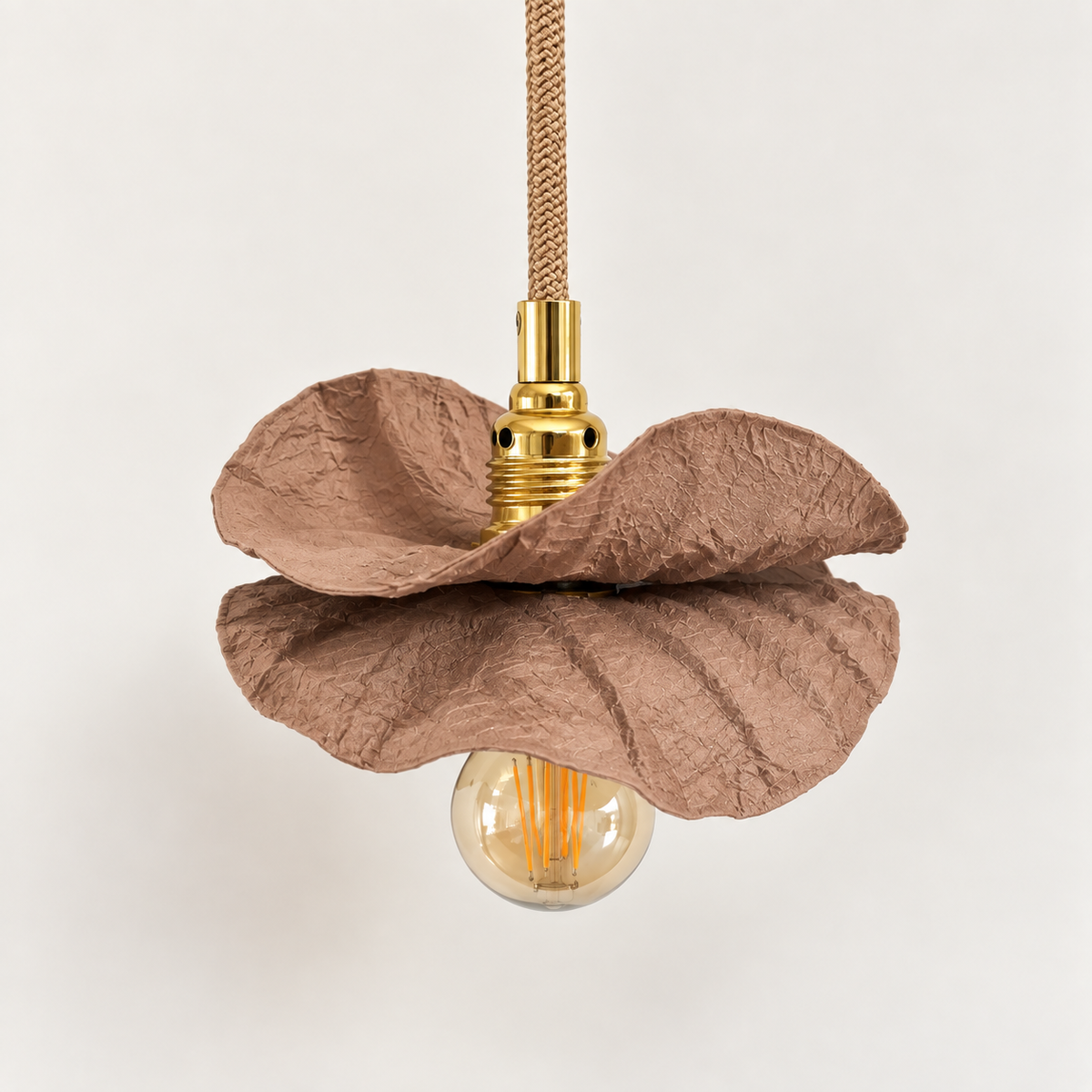 Baladeuse Marron Mocha Mousse issue de l’upcycling de bouteilles plastiques – décoration durable faite main en Provence