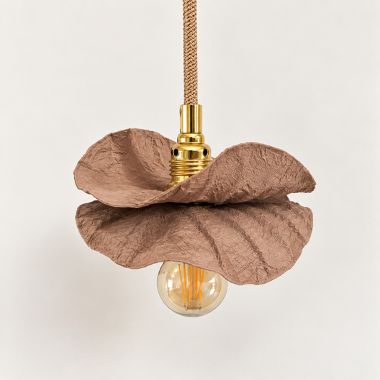 Baladeuse Marron Mocha Mousse issue de l’upcycling de bouteilles plastiques – décoration durable faite main en Provence