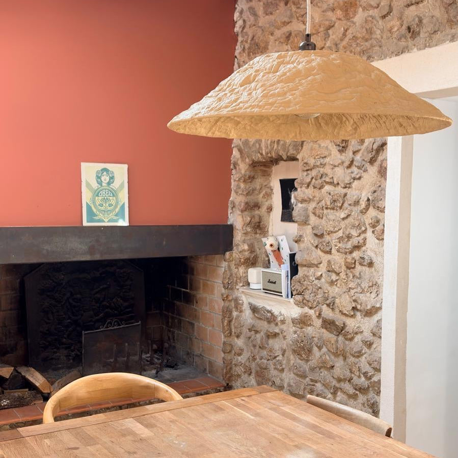 Suspension OMBRELLE jaune paille en plastique recyclé, luminaire artisanal fabriqué en Provence pour éclairer une salle à manger