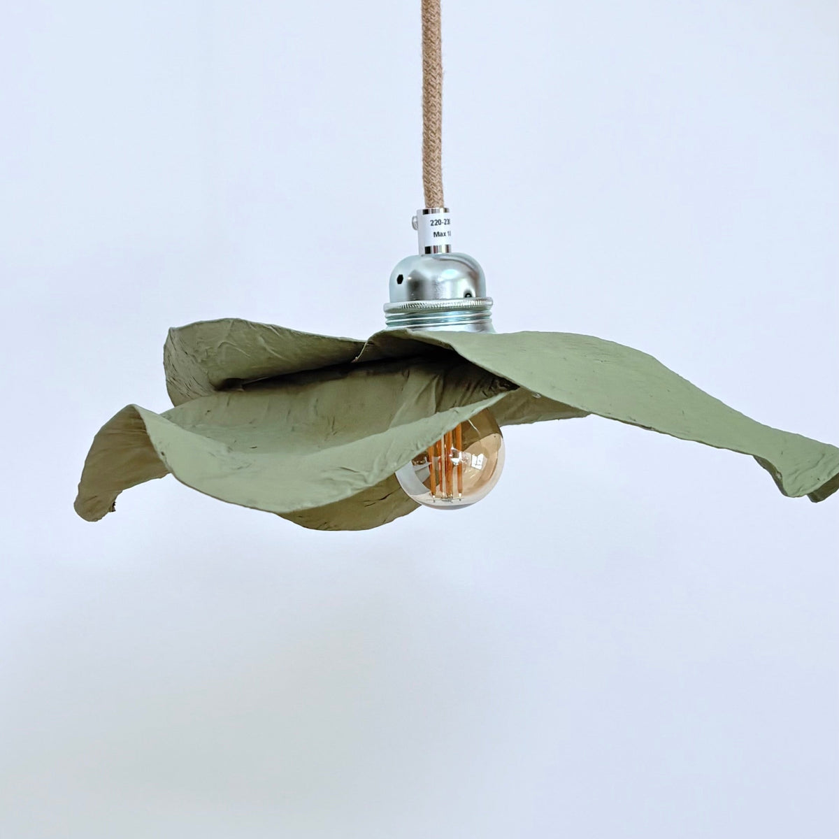 Suspension fleur TULIPE vert olive en plastique recyclé, luminaire artisanal pour cuisine, chambre ou entrée