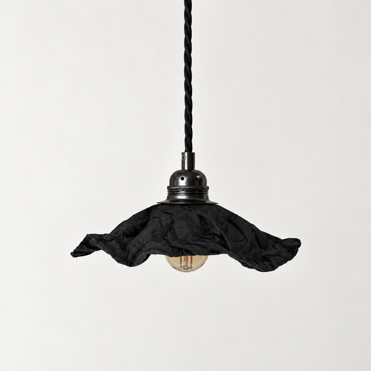Abat-jour suspension Clochette Noir Mat en plastique recyclé, luminaire artisanal fait main en Provence