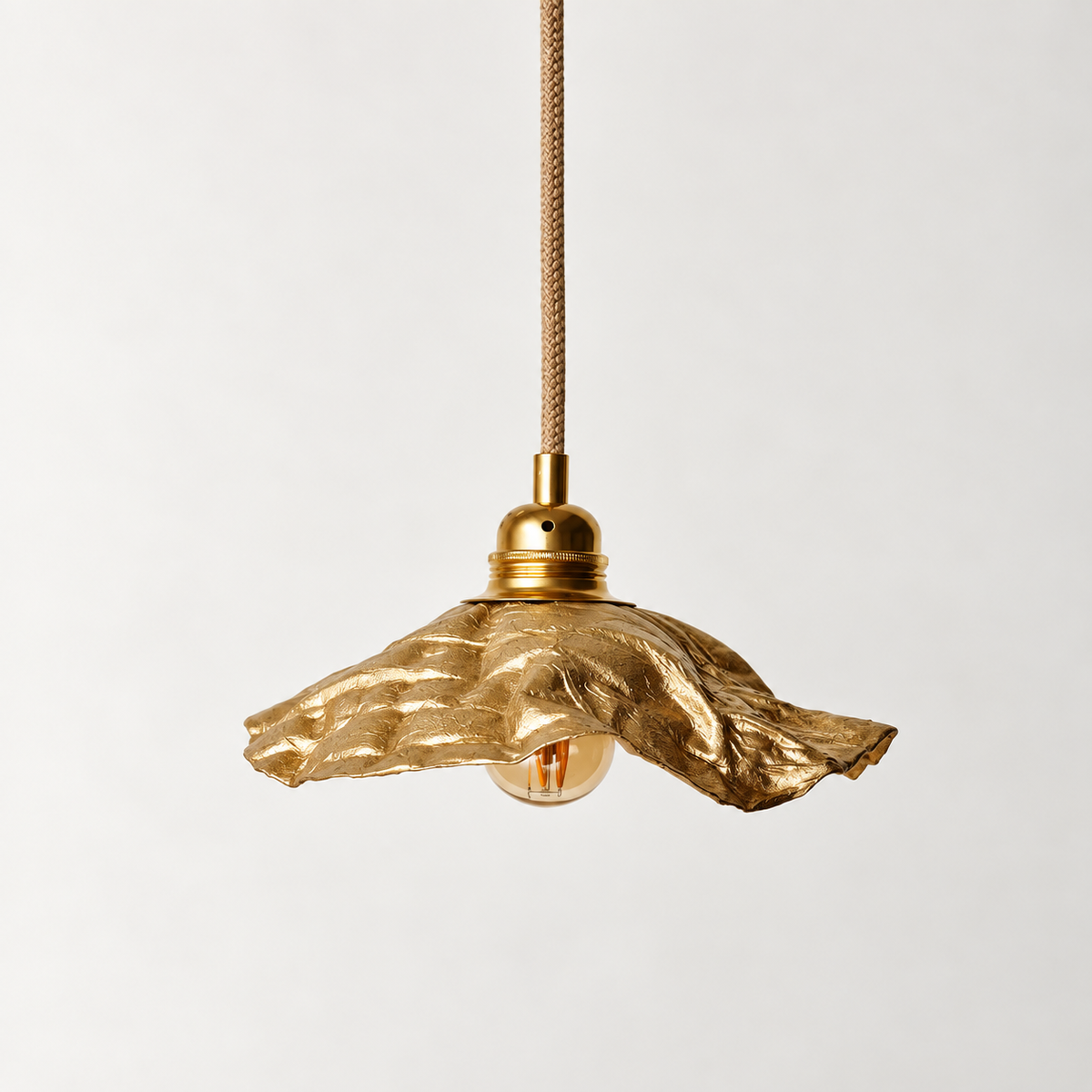 Abat-jour suspension Clochette Doré en plastique recyclé, luminaire artisanal fait main en Provence
