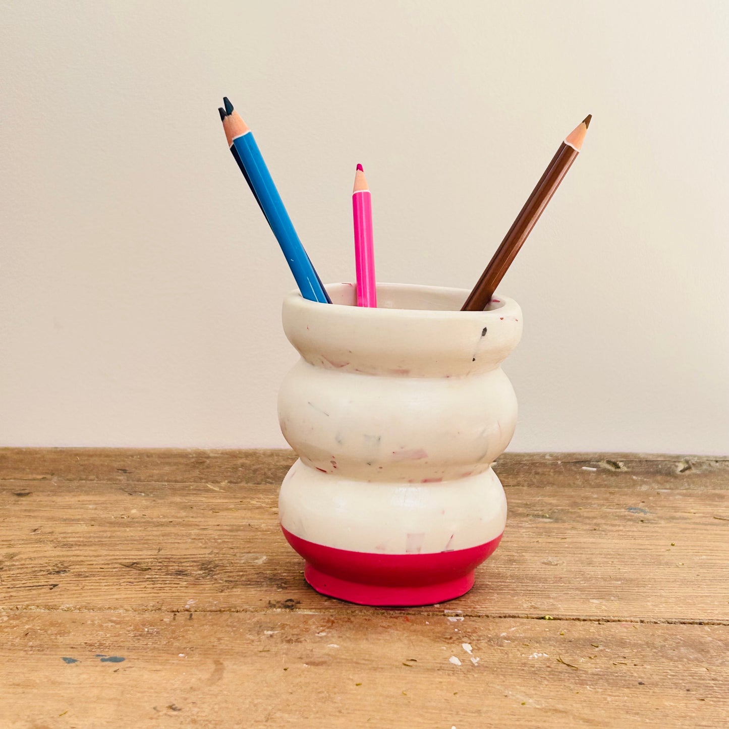 Grand Pot à Crayons en bouchons plastiques et éco-résine ROSE