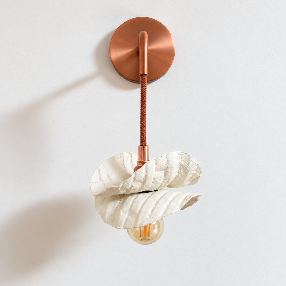 Applique murale BELLA en plastique recyclé, support cuivre brossé et double pétale – Pas dans la mer