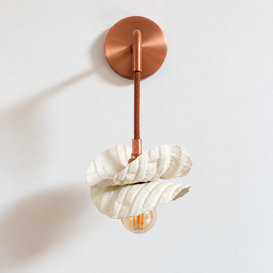 Applique murale BELLA en plastique recyclé, support cuivre brossé et double pétale – Pas dans la mer
