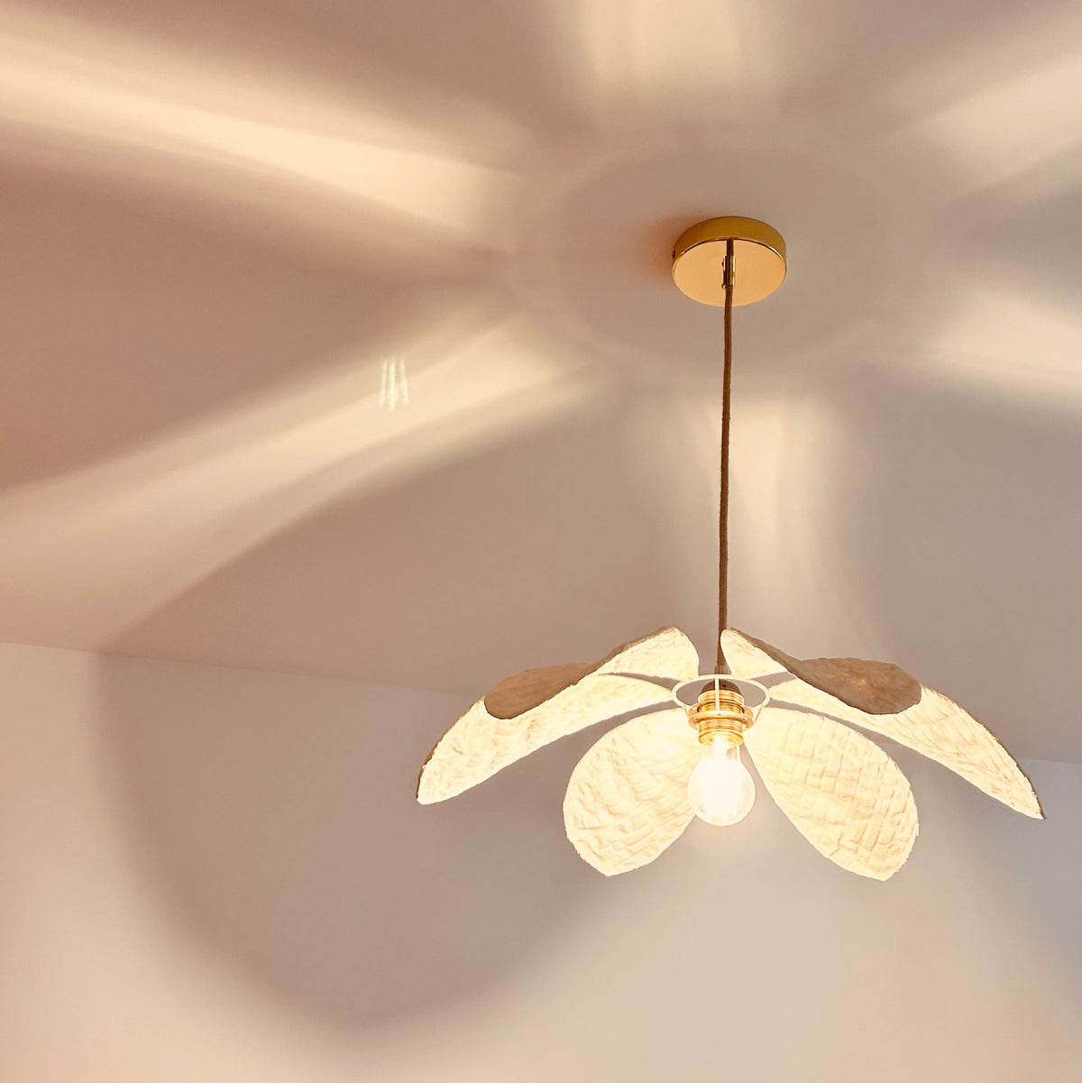 Nénuphar blanc en suspension fleur dans un intérieur, luminaire écoresponsable fait main en Provence