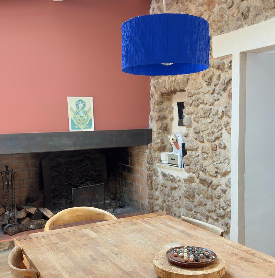 Suspension Cylindre Bleu Klein au-dessus d’une table, luminaire artisanal en plastique recyclé pour déco contemporaine