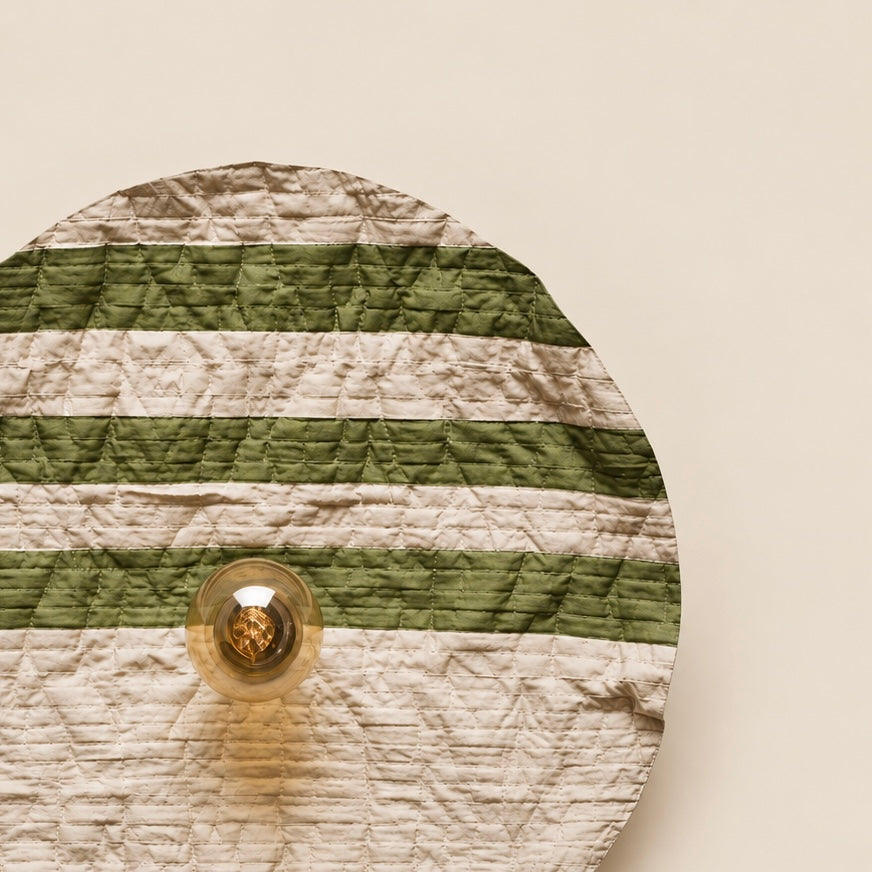 Détail de l'applique écologique et écoresponsable Petunia lin et vert Olive. Fabrication artisanale en France