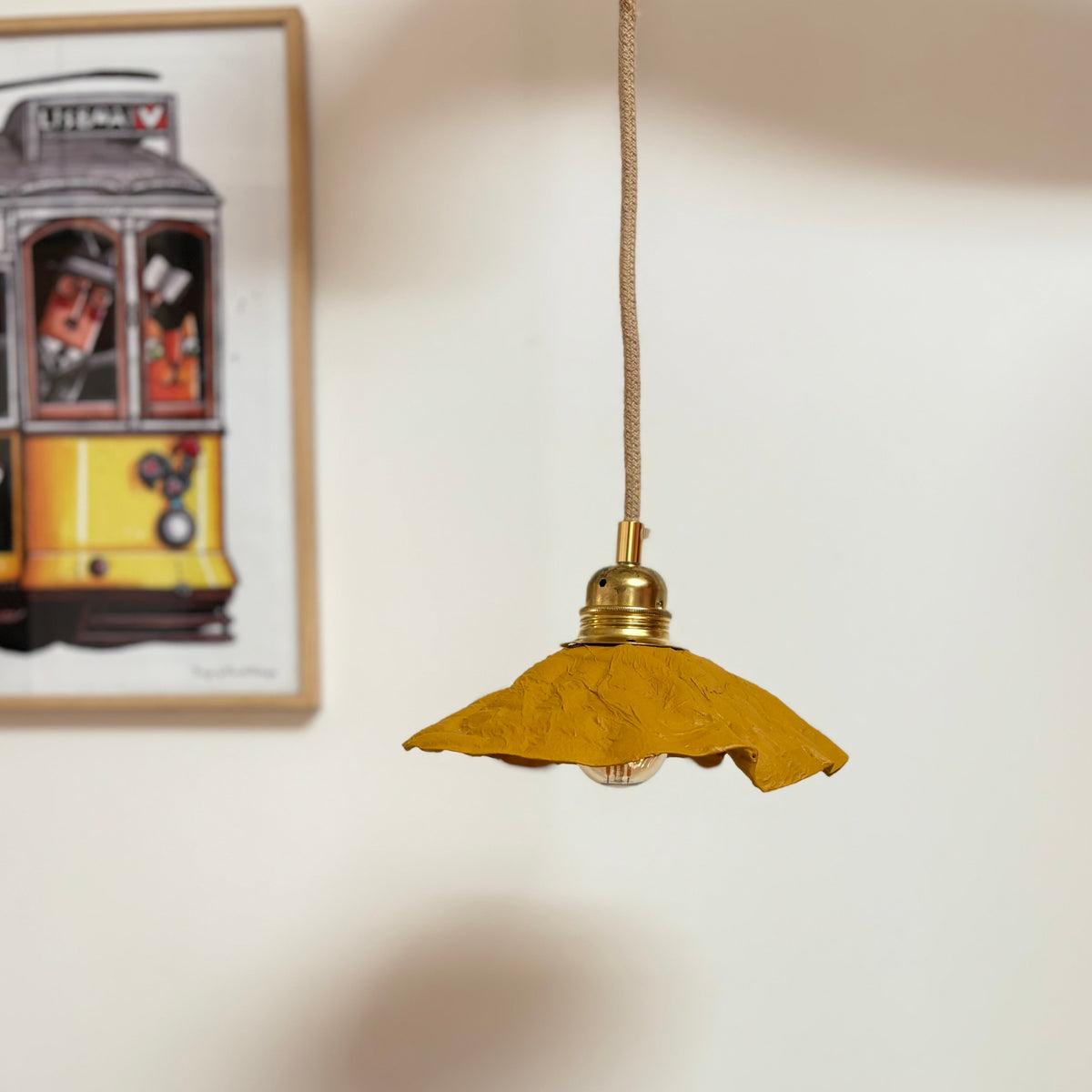 Abat-jour suspension CLOCHETTE jaune ocre écoresponsable pour cuisine, salon ou salle à manger