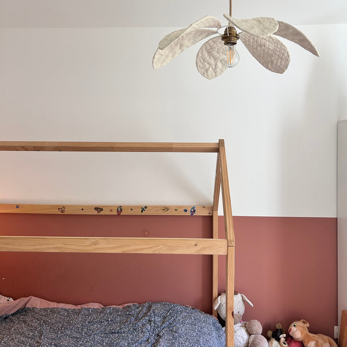 Abat-jour Nénuphar blanc en suspension dans une chambre enfant , décoration écoresponsable