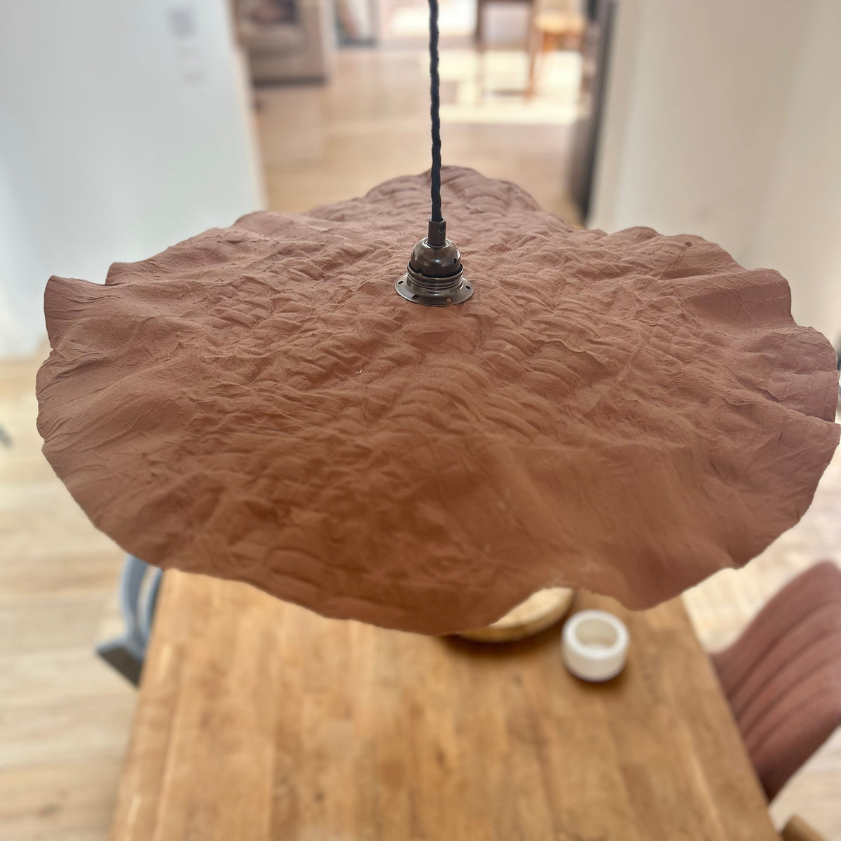 Vue de dessus de l’abat-jour PÉTALE Marron Mocha Mousse– fabrication artisanale