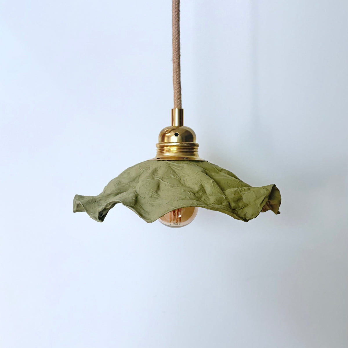 Abat-jour suspension CLOCHETTE vert olive artisanal – luminaire écoresponsable pour intérieur